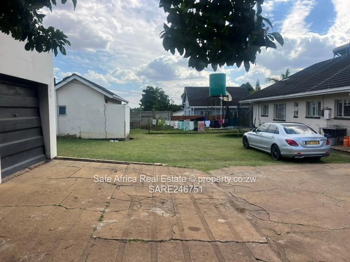 Spacious 4-Bed Home in Eastlea on 1700m² with Borehole