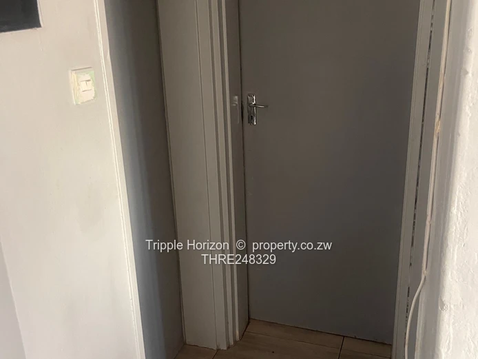 Bright Tiled 2-Beds Flat in Willowvale - Parking