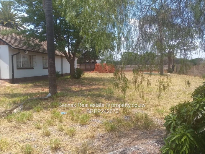 Bellevue: 3-Bed Home on 3,900 m² with Cottage & Garage