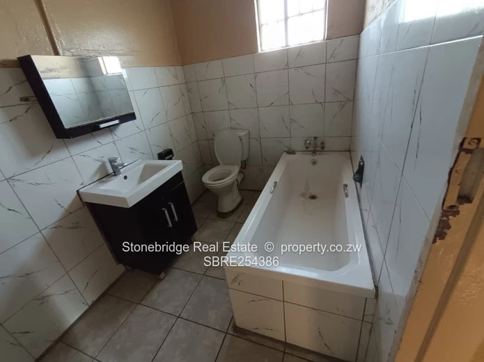 3 Bedroomed House in Lobengula West To Rent