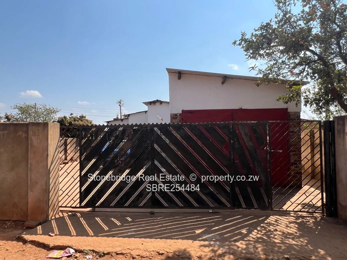 5 Bedroomed House in Emganwini For Sale