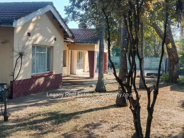 Emerald Hill: 4-Bed Family Home, Disused Pool & Borehole on 2000m²