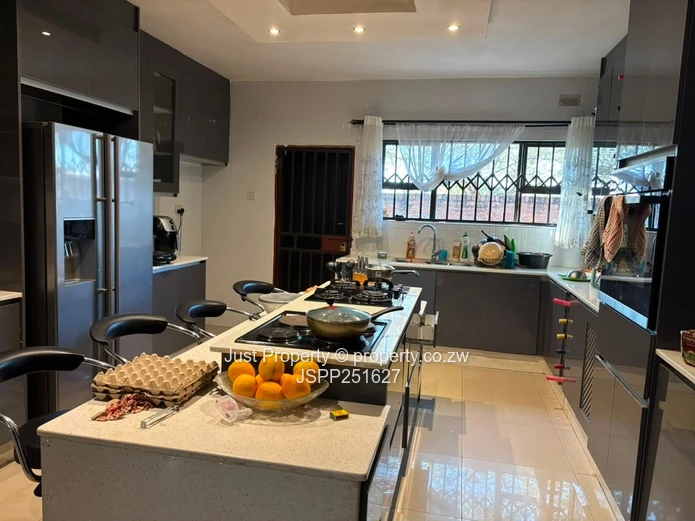 Sandton Park: 5-Bed Home with Island Kitchen & Borehole