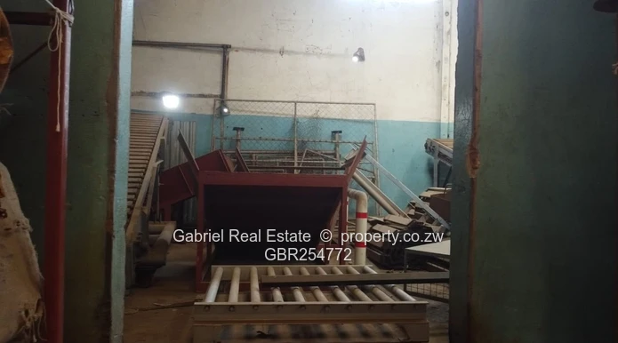 Conveniently located Warehouse & Factory along Glenagles road.