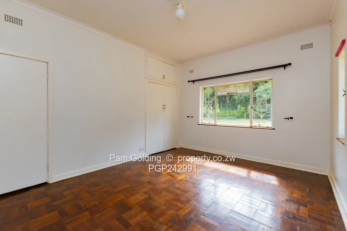 2 acres vainona – renovation and development opportunity near Village Walk. (Sole Mandate)