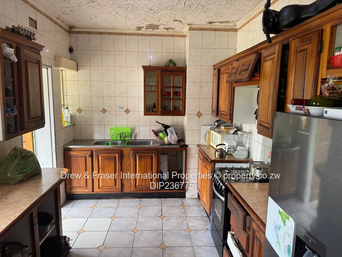 Cotswold Hills Mabelreign 3 beds House with a bedsitter cottage for sale $150k