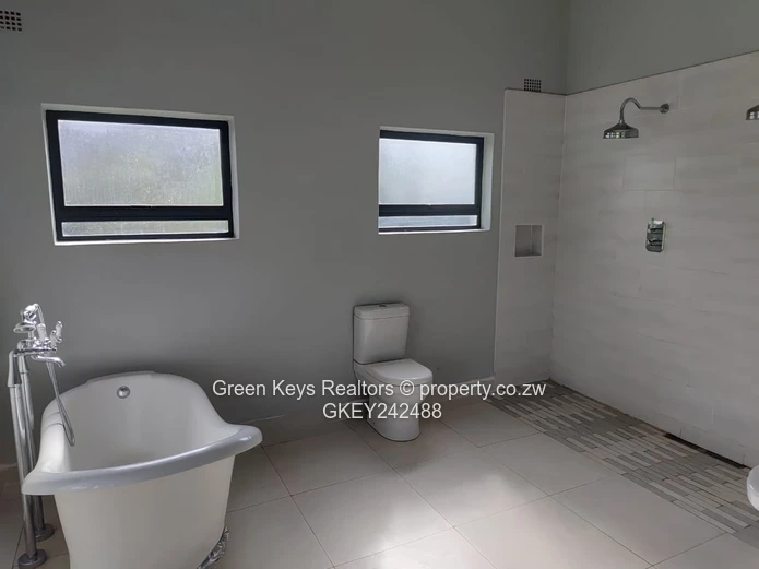 Gletwin Park: 4-Bed Home with Modern Kitchen & Fireplace