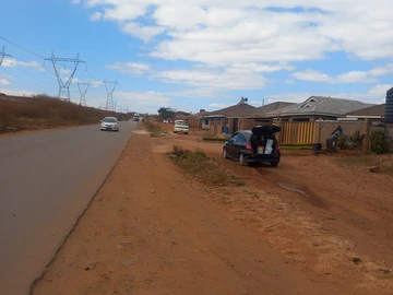 Gracelands Stand Near Main Road