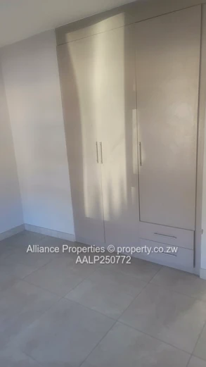 Bright 2-Bed Flat in Bluff Hill — Borehole & Built-ins