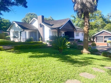 Rare find in Glen Lorne with a great location and Plenty of Water 
