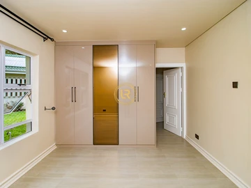 4 Bedroom Flat & Apartment