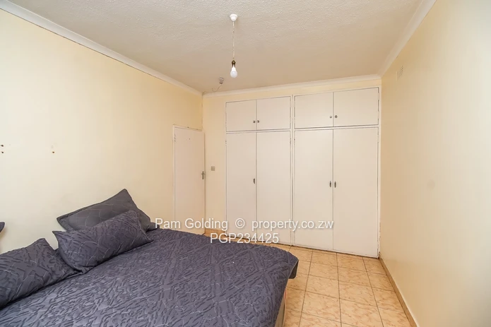 3 Bedroomed Garden Flat For Sale in Chadcombe