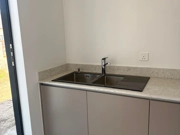 4 Bedroom Flat & Apartment