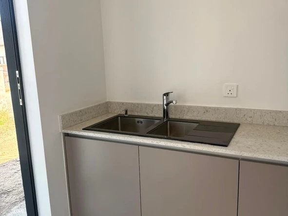 4 Bedroom Flat & Apartment