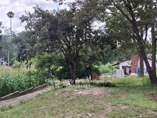 GLEN LORNE Stand with 7 roomed cottage for sale.