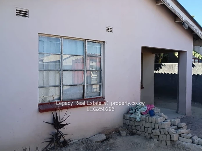 6-Bed, 1-Bath Home in Chitungwiza with Tiled Lounge