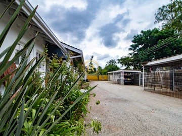 2 Bedroom Flat & Apartment