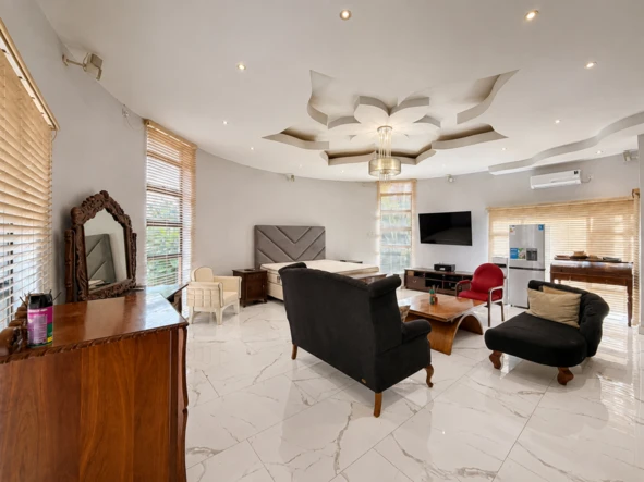 6 Bedroom House