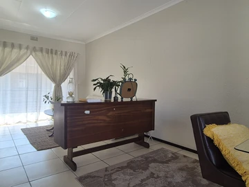2 Bedroom Flat & Apartment
