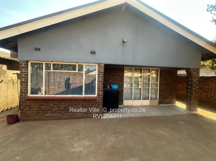 Walled & Gated 5-Bed Home in Warren Park – Borehole