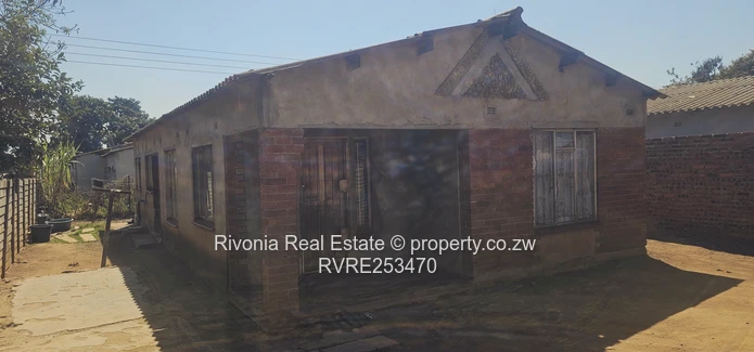 Spacious 4-Bed Home with Borehole in Budiriro