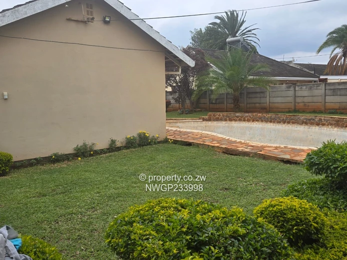 Montrose, Bulawayo South — 3-Bed House on 1600m² with Pool & Borehole