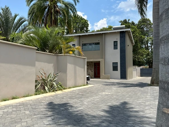 Spacious 4-Bed Townhouse in Mount Pleasant: Modern Comfort