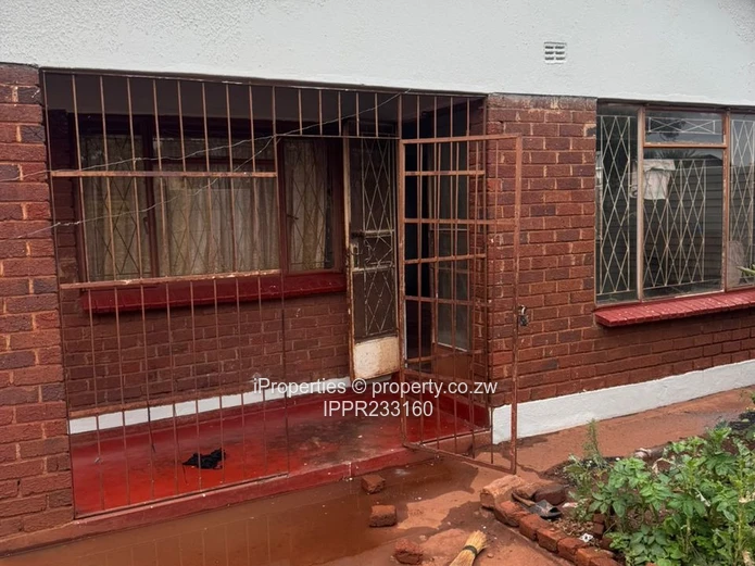 A neat 4-bedroom home sitting on 300m² with full Title Deeds. (Sole Mandate)