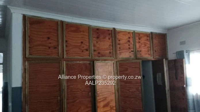 Executive Emerald Hill Estate: Large Stand, Borehole, and Deeds