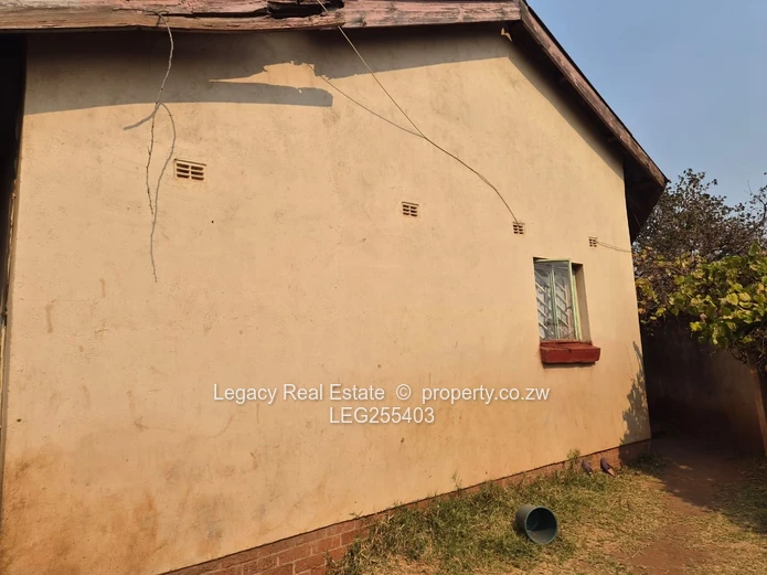 4-Bed Walled Home in Hatcliffe - Secure, Paved Yard