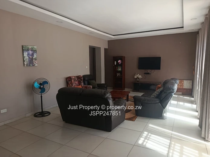 Modern 4-Bed home in Borrowdale 