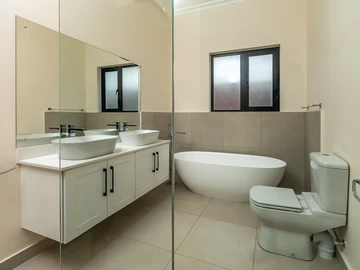 3 Bedroom Flat & Apartment