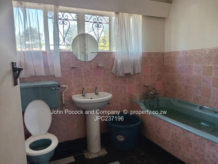 Kumalo: 3-Bed Home, Pool, Borehole & Garden