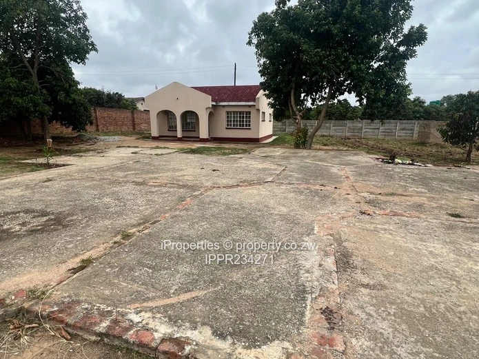 2,248m² stand comes with a neat 2-bedroom cottage 