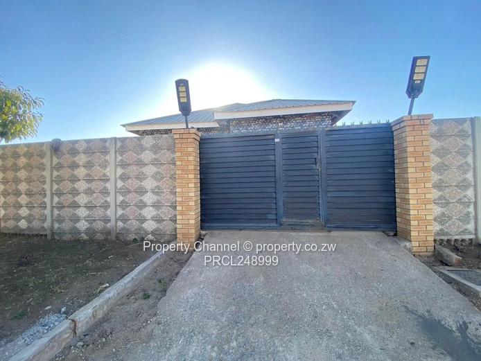 Glaudina 3-Bed: Modern Tiles, Built-ins & Borehole