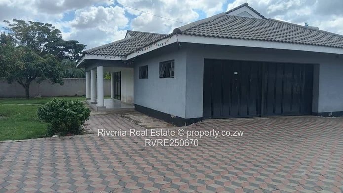 Hatfield 5-Bed Home on 1870m² — Borehole & Garage