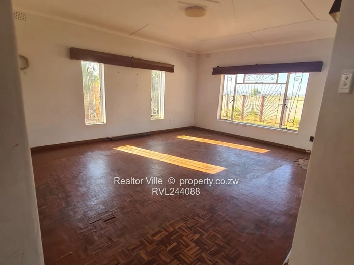 4 Bedroom House for Sale in QueensPark