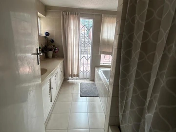 3 Bedroom Flat & Apartment