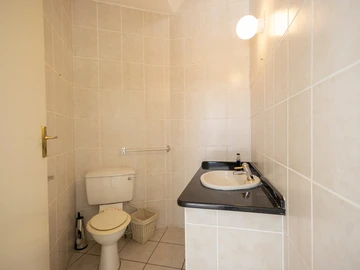 3 Bedroom Flat & Apartment