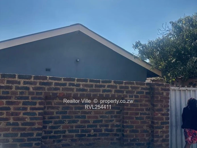 Walled & Gated 5-Bed Home in Warren Park – Borehole