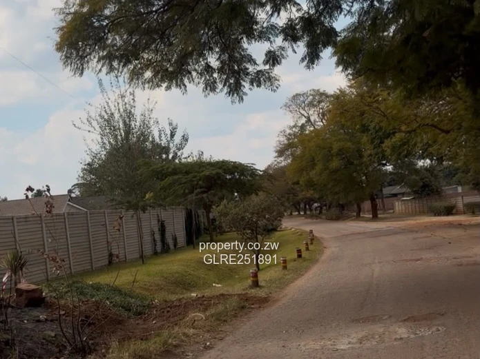 1,000 m² Tree-lined Stand with Road Frontage in Mabelreign