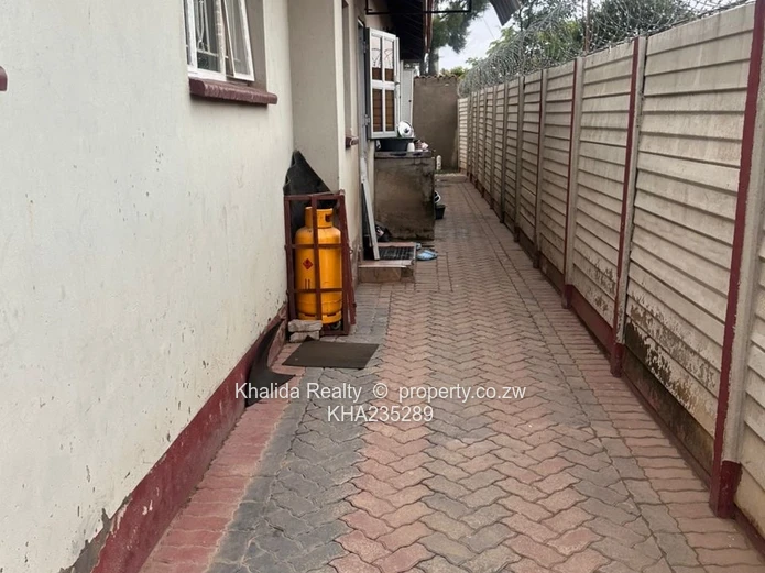 4-Bedroom House for Sale in Glen View 1 Riverside