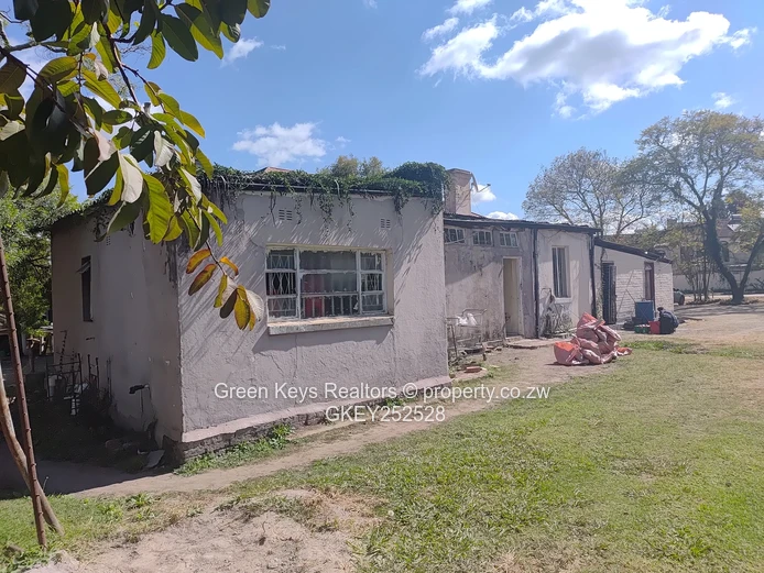 4000sqm of prime land right by the shops