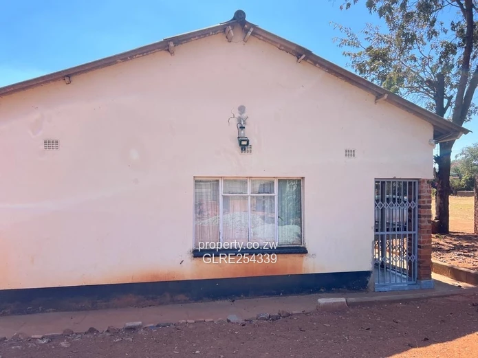 3-Bed House Marimba Park — Walled 2000m², Tank & Solar