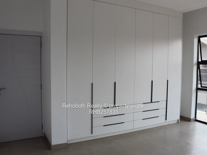 Contemporary 4-Bed Marlborough Flat with Borehole