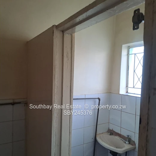 Lovely home in a secure, well-kept environment! Grab an opportunity. (Sole Mandate)