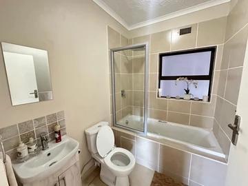 2 Bedroom Flat & Apartment