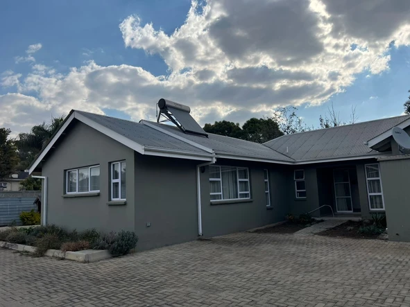 3 Bedroom Flat & Apartment