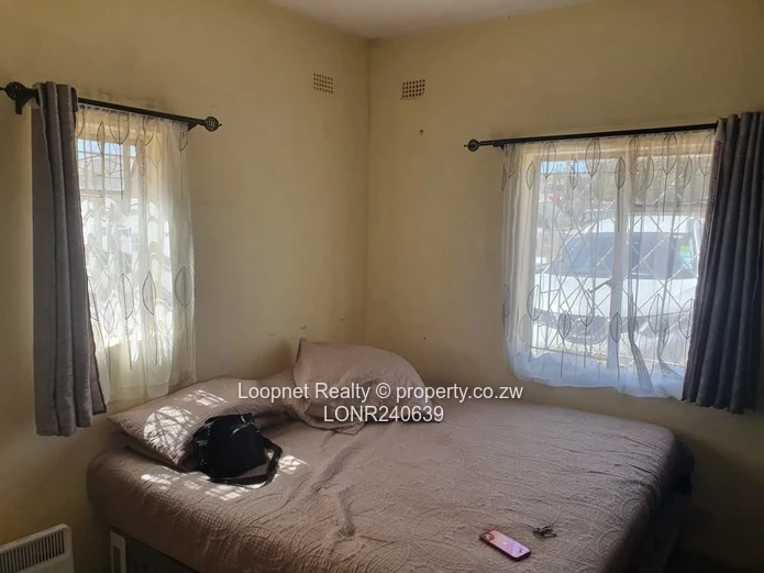 **Spacious 2-Bedroom Flat for Rent in Chitungwiza with Borehole** (Sole Mandate)