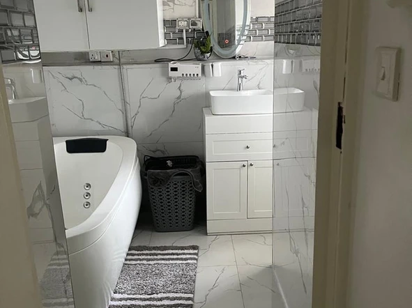 2 Bedroom Flat & Apartment